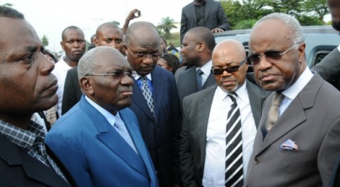 Leaders de l'Union Nationale: Andre Mba Obame (2ème à droite avec la cravate rayée) à Libreville, 4 mai 2011, AFP Photo/Wils Yanick Maniengui