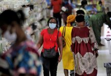 Coronavirus: l’Afrique franchit officiellement la barre des 100 000 morts Des Ivoiriens se déplacent masqués dans les rues d'Abidjan le 28 mai 2020. REUTERS/Thierry Gouegnon