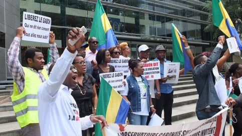 Manifestants gabonais à Nantes le 5 juin 2015.