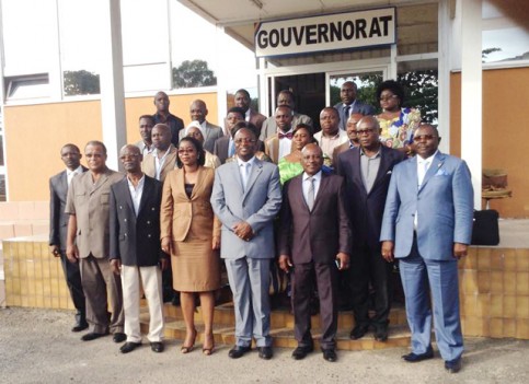 Les maires en compagnie du gouverneur de l’Ogooué-Maritime. © D.R.