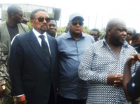 Jean Ping et Séraphin Akuré Davain (casquette) aux obsèques de Kombé Lékambo à Mbigou. © Gabonreview