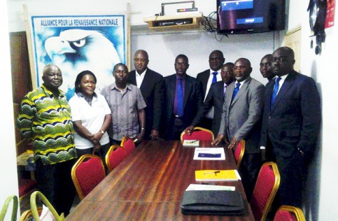 Des membres du mouvement «Article 10 - Ali bouge de là» au siège de l’Arena. © D.R.