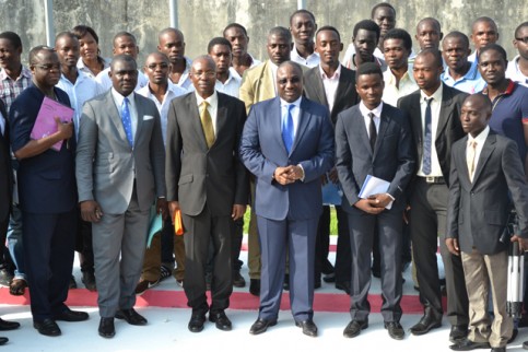 Alex Bongo Ondimba en compagnie du DG, enseignants et des étudiants de l’IAI, le 19 janvier 2015.