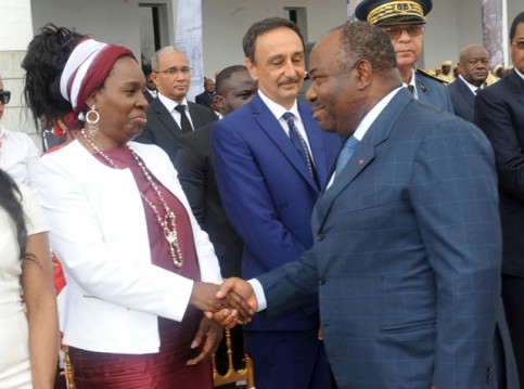Fraternelles salutations entre Ali et Pascaline Mferri Bongo, le 2 décembre 2014 à Franceville. © DCP-Gabon 