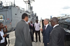 Ambassadeur-turc-a-Libreville-devisant-avec-les-journalistes-640x426