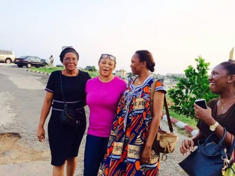 Annie Léa Meye (T-shirt rouge fuchsia) et Georgette Toussaint (robe africaine), le 4 avril à leur sortie du tribunal de Libreville. © Daisy Obam