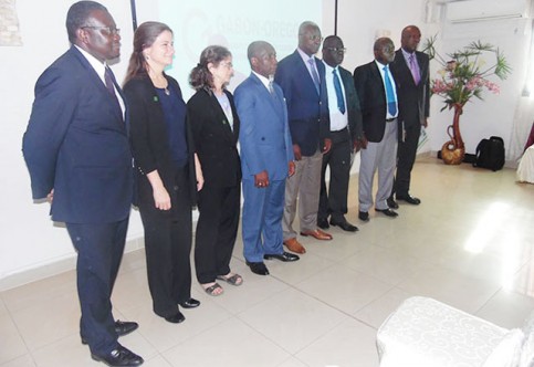 Photo de famille des officiels, le 10 avril à Libreville. © Gabonreview