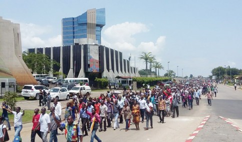 Les membres de la Dynamique unitaire, parmi lesquels ceux de la Conasysed, défilant devant la Primature à Libreville. © Facebook/Marcel Libama
