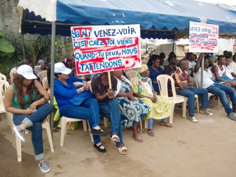Quelques habitants présents à la causerie. © Gabonreview