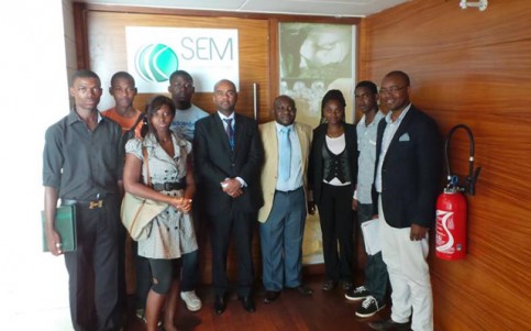 Le DG de la SEM (costume noir) avec les étudiants. © SEM