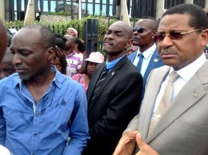 Ona Ondo assailli par des grévistes, le 3 novembre 2014, à son arrivée au Conseil interministériel. À gauche, Marcel Libama, leader syndical. © Primature-Gabon