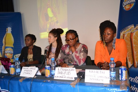 Aïda Camara (extrême gauche) et ses invitées, lors de la conférence de presse du 18 novembre 2014. © Gabonreview