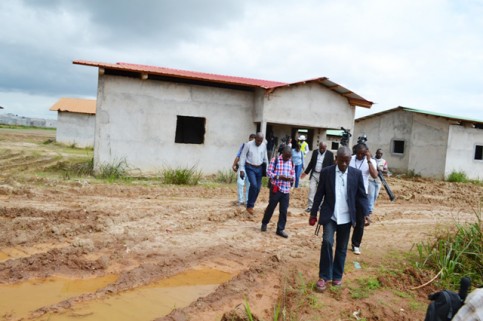 Les hommes de médias sur le chantier de logements à Bikélé. © Gabonreview