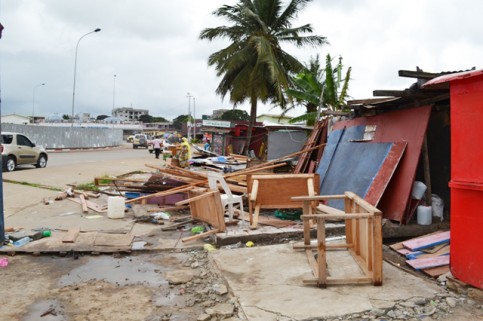 Kiosques et petits commerces détruits à Libreville. © Gabonreview