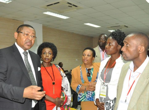 Jean Marie Ogandaga, ministre de la Fonction publique, avait visité les groupes de travail de «Commission nationale du Dialogue social», au 9e jour des travaux. © DIG 