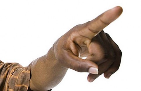 Doigt_menace-homme-politique