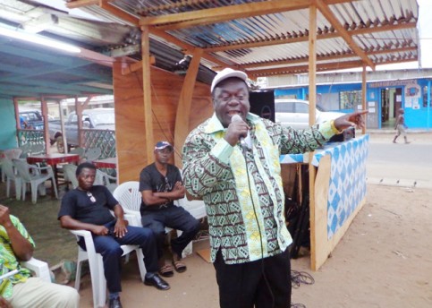 Féfé Onanga, Coordonnateur des associations soutenant, à Port-Gentil, le Front de l'opposition pour l'alternance. © Gabonreview/Louis Mbourou