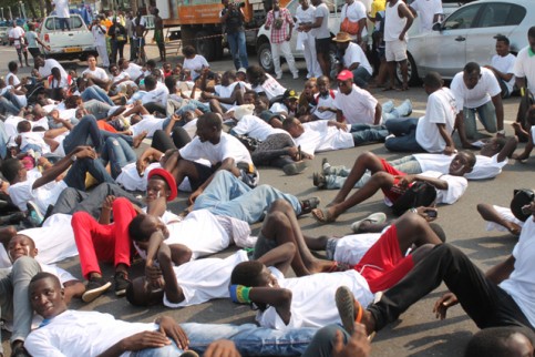 Manifestants couchés sur la chaussée, au boulevard du bord de mer, pour le tout premier flashmob gabonais. © D.R.