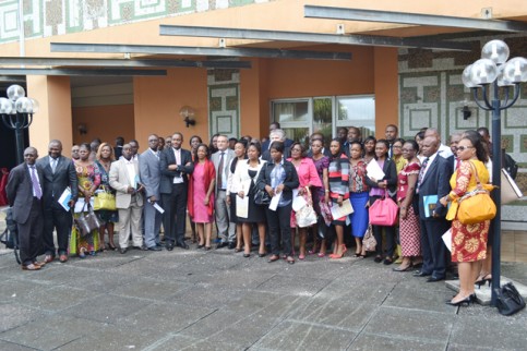 Photo de groupe des participants au 3e Café Com. © Gabonreview