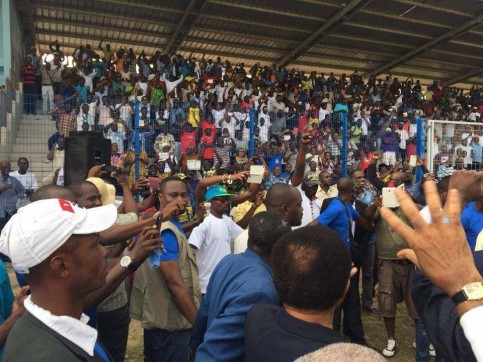 Une vue des port-gentillais venus écouter les leaders du Front @ DR