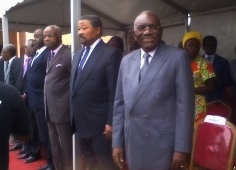 Ali Bongo Ondimba est accusé par le journaliste Pierre Péan d'avoir falsifié de nombreux documents, de son acte de naissance à ses diplômes.