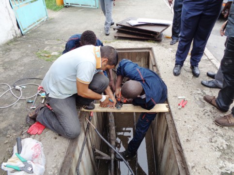Des techniciens de Gabon Telecom sur le lieu du «sabotage», le 9 mars 2015. © DR