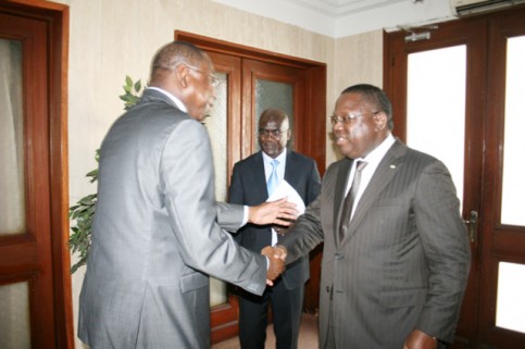 Un moment de l’audience accordée à Emmanuel Issoze Ngondet par son homologue sénégalais, Mankeur N'diaye. © afropages.fr