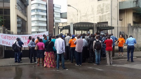 Les grévistes devant le centre des télécommunications de «9-Etages» à Libreville. © Facebook/Infos Kinguélé