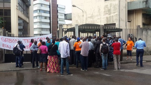 Grévistes devant le centre des télécommunications de «9-Etages» à Libreville, en novembre dernier. © Facebook/Infos Kinguélé