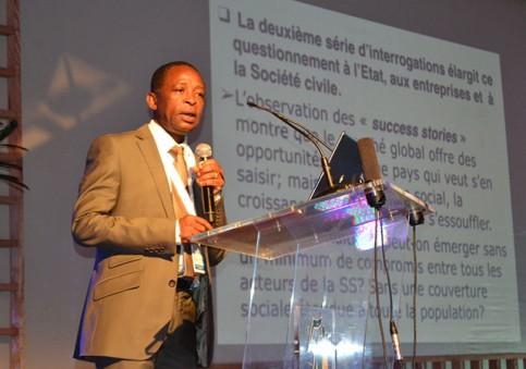 Gabriel Zomo Eyébé, Professeur agrégé d'économie, lors de sa communication à l’ouverture du forum sur la sécurité sociale. © Gabonreview