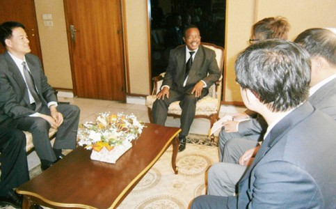 Gilbert-Ngoulakia-et-la-delegation-chinoise