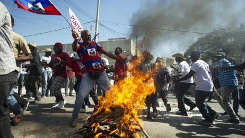 Les manifestants demandent le départ de Michel Martelly à Port-au-Prince, jeudi 8 janvier 2015. AFP PHOTO/Hector RETAMAL