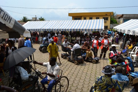 Aperçu du rassemblement des personnes handicapées, veufs, veuves, orphelins et gens du 3è âge pour la réception des titres de paiement de leurs allocations annuelles. © Gabonreview