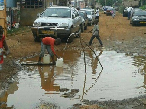 Scène de vie marquant la difficulté de l’accès à l’eau potable au Gabon. © lartdelapolitiq.canalblog.com