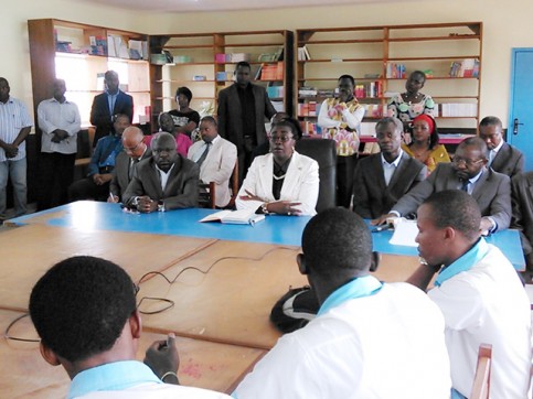 L’échange entre le ministre de l’Éducation et ses collaborateurs avec les lycéens de Paul Indjendjet Gondjout. © Gabonreview
