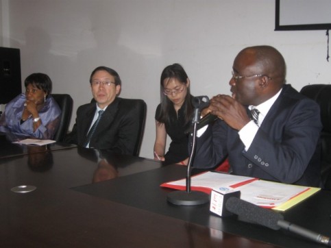 Jean-Baptiste-Bikalou-et-Feng-Zuoku-a-la-Chambre-de-commerce-du-Gabon-640x480