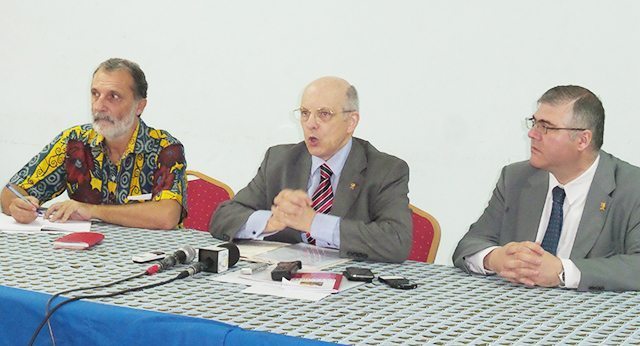 De gauche à droite : le Père Jean Charles, Jean Goyard et Georges Martin, le 15 septembre 2015. © Gabonreview