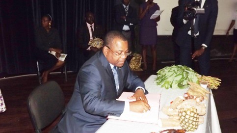 Julien-Nkoghe-Bekale-signant-le-pacte-national-du-PDDAA