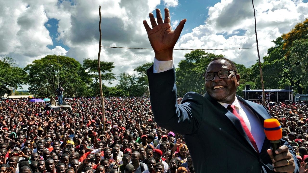Lazarus Chakwera salue ses partisans après l'annulation de la présidentielle de 2019, le 4 février 2020 à Lilongwe. REUTERS/Eldson Chagara/File Photo
