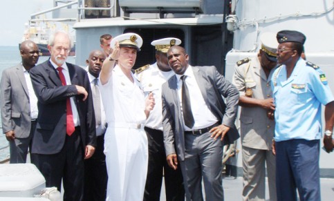 L’ambassadeur de France au Gabon et le ministre de la Défense nationale, à bord du «Commandant Bouan». © D.R