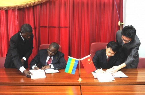 Les-deux-personnalités-paraphant-le-document-de-laccord-du-prêt-640x422