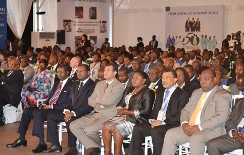Les membres du gouvernement et le secrétaire général de la présidence à l'ouverture du forum de la sécurité sociale. © Gabonreview