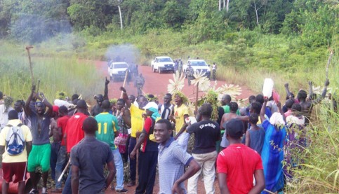 Manifestants-a-Bakoumba