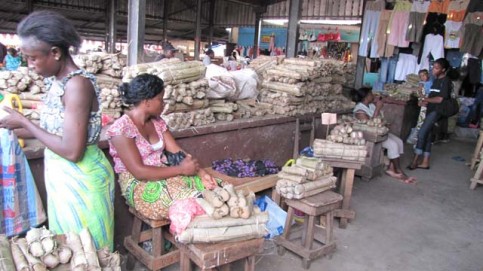 Étal de manioc dans un marché de Port-Gentil