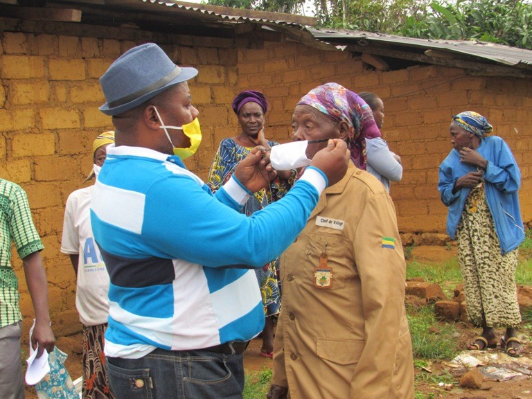 Le député Cyriaque Moukoundzi distribuant le 20 mai 2020 les masques aux populations de Dibwangui dans le département de la Boumi-Louetsi © Gabonactu.com