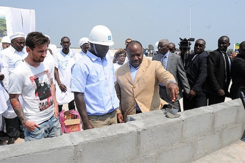 Ali Bongo posant la 1ère pierre du stade de Port-Gentil. © DCP-Gabon