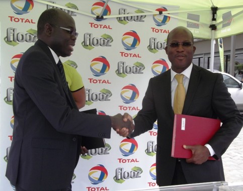 De gauche à droite Abdoulaye Cissé (DG Moov) et Felix Boni (DG Total Marketing Gabon @ gabonactu.com