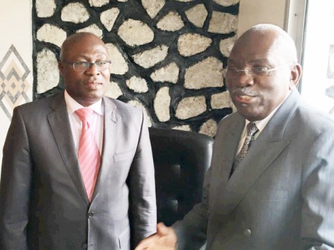 Moukagni-Iwangou (à g.) succède à Zacharie Myboto à la tête du Front de l’opposition pour l’alternance, jusqu’en octobre 2015. © J.-P. Rougou