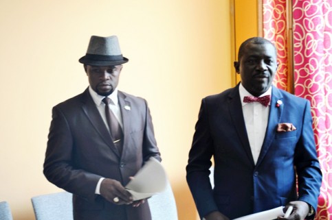 Yvon Martial Ntzantsi Miyagou et Nicaise Moulombi, le 18 décembre 2014 à Libreville. © Gabonreview