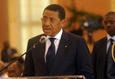 Le chef du gouvernement souhaitant les vœux de 2015 au couple présidentielle. © DCP-Gabon